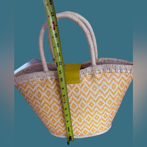 Straw Purse Made in India. Woven. Tan/Yellow. NWT
Cloth interior. Leather strap - Picture 4 of 9